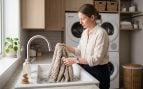 Las expertas en limpieza coinciden: para lavar los jerséis de lana en la lavadora y que no se apelmacen, se recomienda no superar 1 kg de ropa por cada lavado