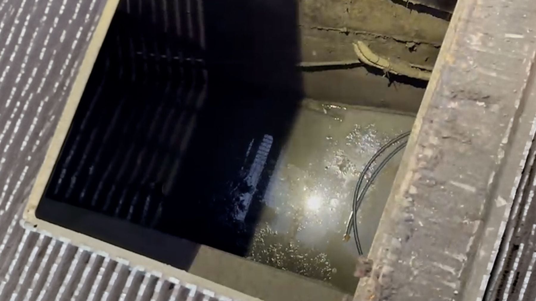Los operarios del metro comienzan la limpieza de los excrementos de los okupas en la estación de Sol