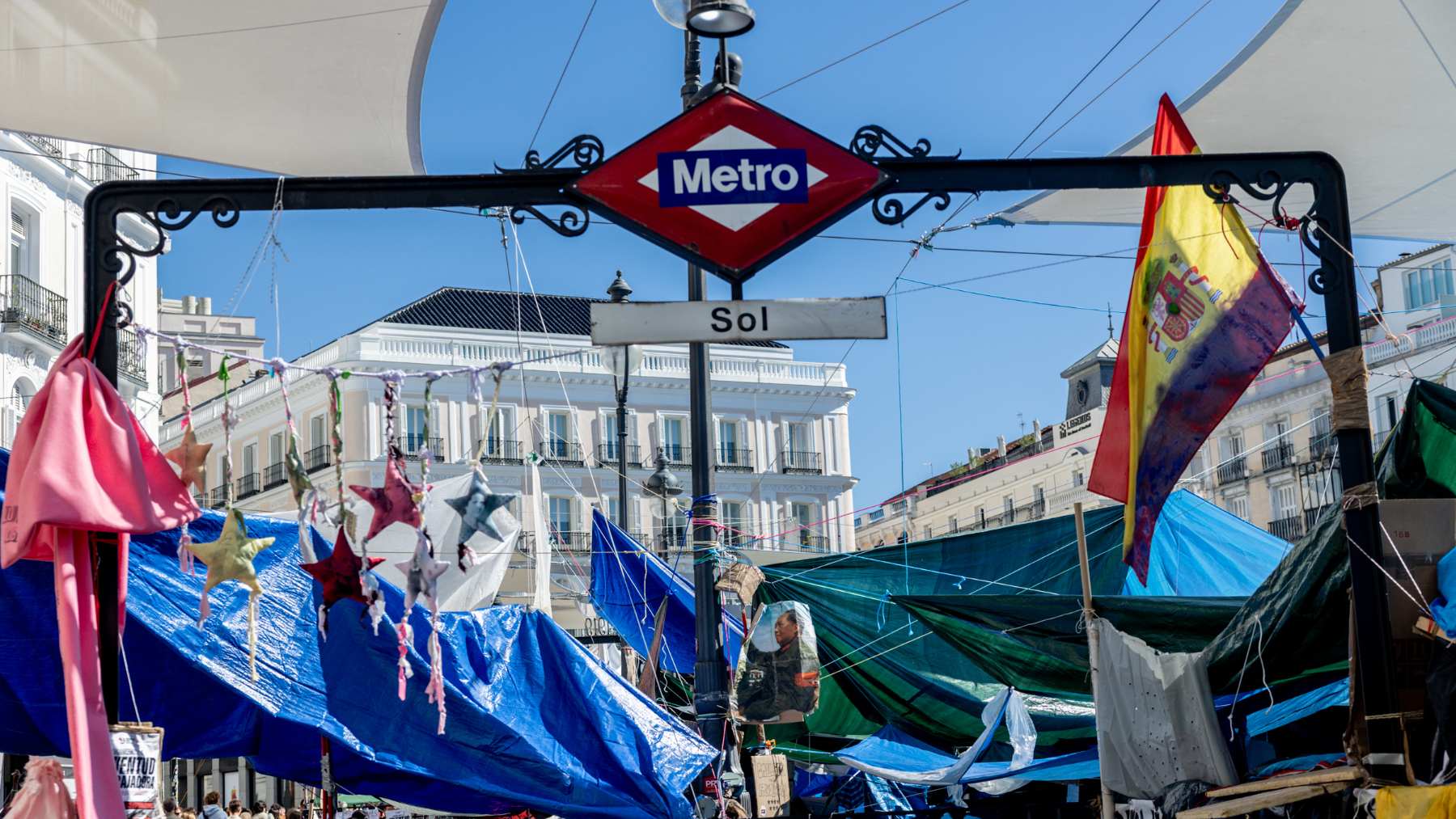 Cierra la estación de Metro de Sol por trabajos de limpieza ante la insalubridad provocada por la acampada