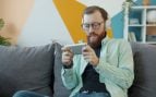 personas que usan el móvil para jugar