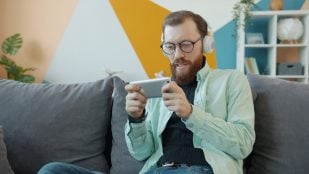 personas que usan el móvil para jugar