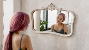 Postura de poder: lo que dice la psicología sobre autoestima y cortisol