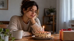 Por qué hay personas que tratan su cumpleaños como un día normal, según la psicología