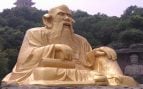 Estatua de Lao Tsé sentado, en la isla de Sanshan, en el lago Tai (China). Foto: Ivyxjc vía Wikimedia Commons - CC BY-SA 3.0