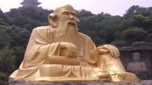 Estatua de Lao Tsé sentado, en la isla de Sanshan, en el lago Tai (China). Foto: Ivyxjc vía Wikimedia Commons - CC BY-SA 3.0