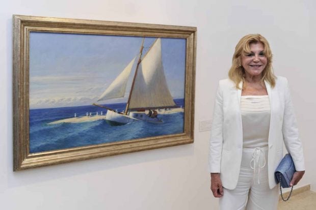 La baronesa Carmen Thyssen junto al lienzo de Hooper. (Foto: EFE)