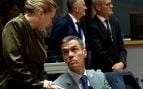 La primera ministra danesa afea su política migratoria a Sánchez, que la escucha serio y sin levantarse de su asiento