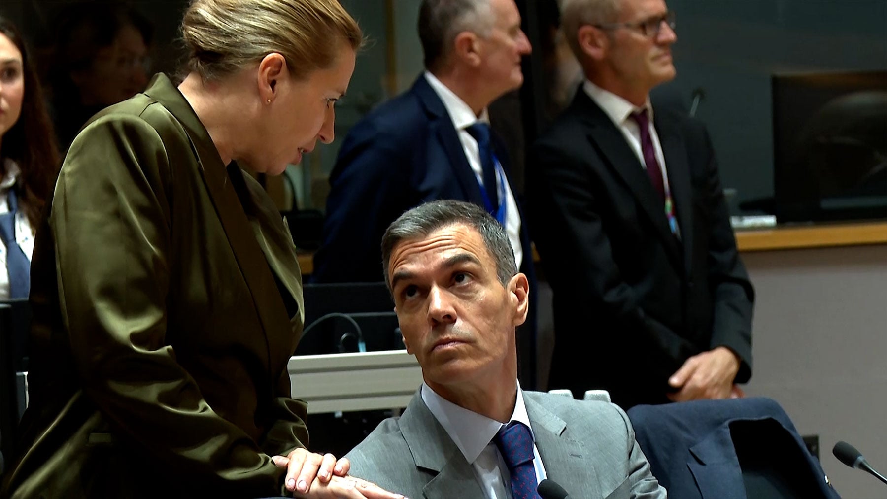La primera ministra danesa afea su política migratoria a Sánchez, que la escucha serio y sin levantarse de su asiento