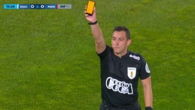 Okostelefonra emlékeztető virtuális lapokat tesztelnek a futballbírók Uruguayban