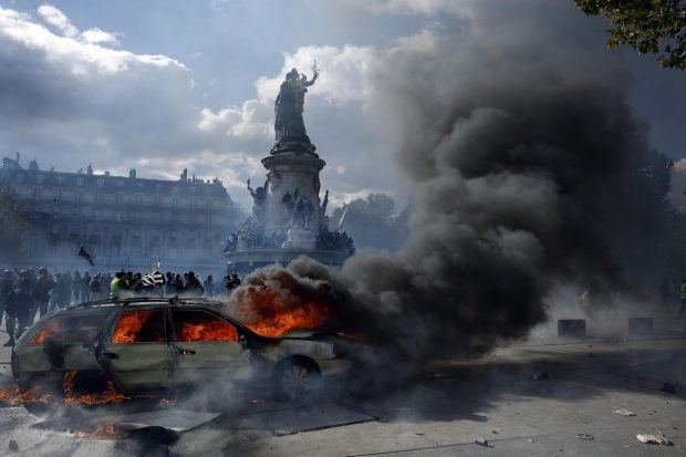 Un autom&oacute;vil arde en la plaza de la Rep&uacute;blica
