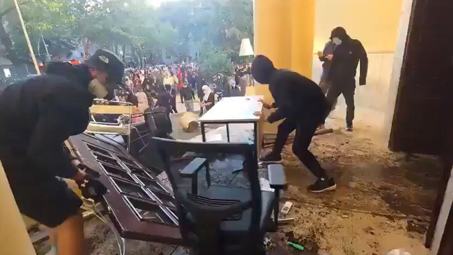 Las protestas contra el Gobierno socialista de Albania dejan cientos de heridos y el Tribunal Supremo en llamas