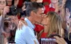 Sánchez y Begoña Gómez, pendiente de ser juzgada por dos delitos de corrupción, se besan y abrazan ante la militancia del PSOE