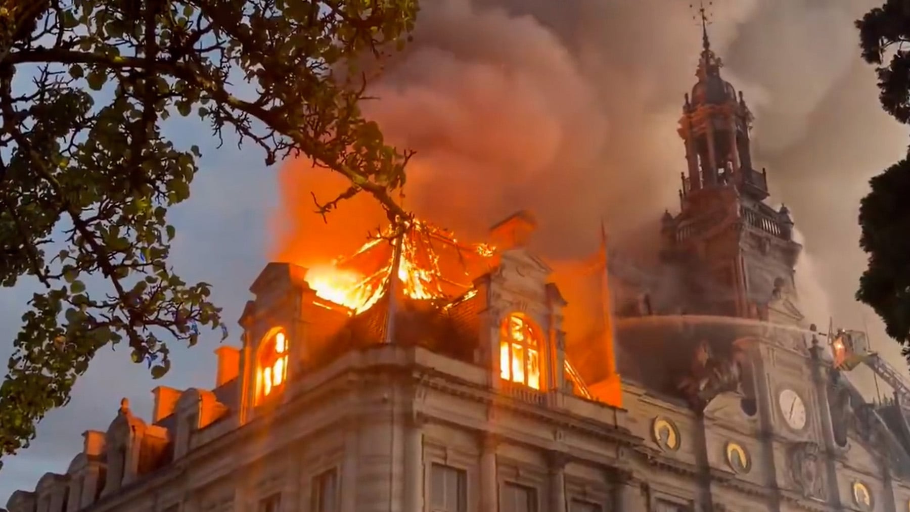 Arde Francia: saqueos, incendios y violencia extrema en las revueltas de la ultraizquierda