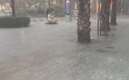 Una violenta tormenta de rayos provoca la crecida del barranco de las Ovejas, anega Alicante y deja 40 litros por metro cuadrado