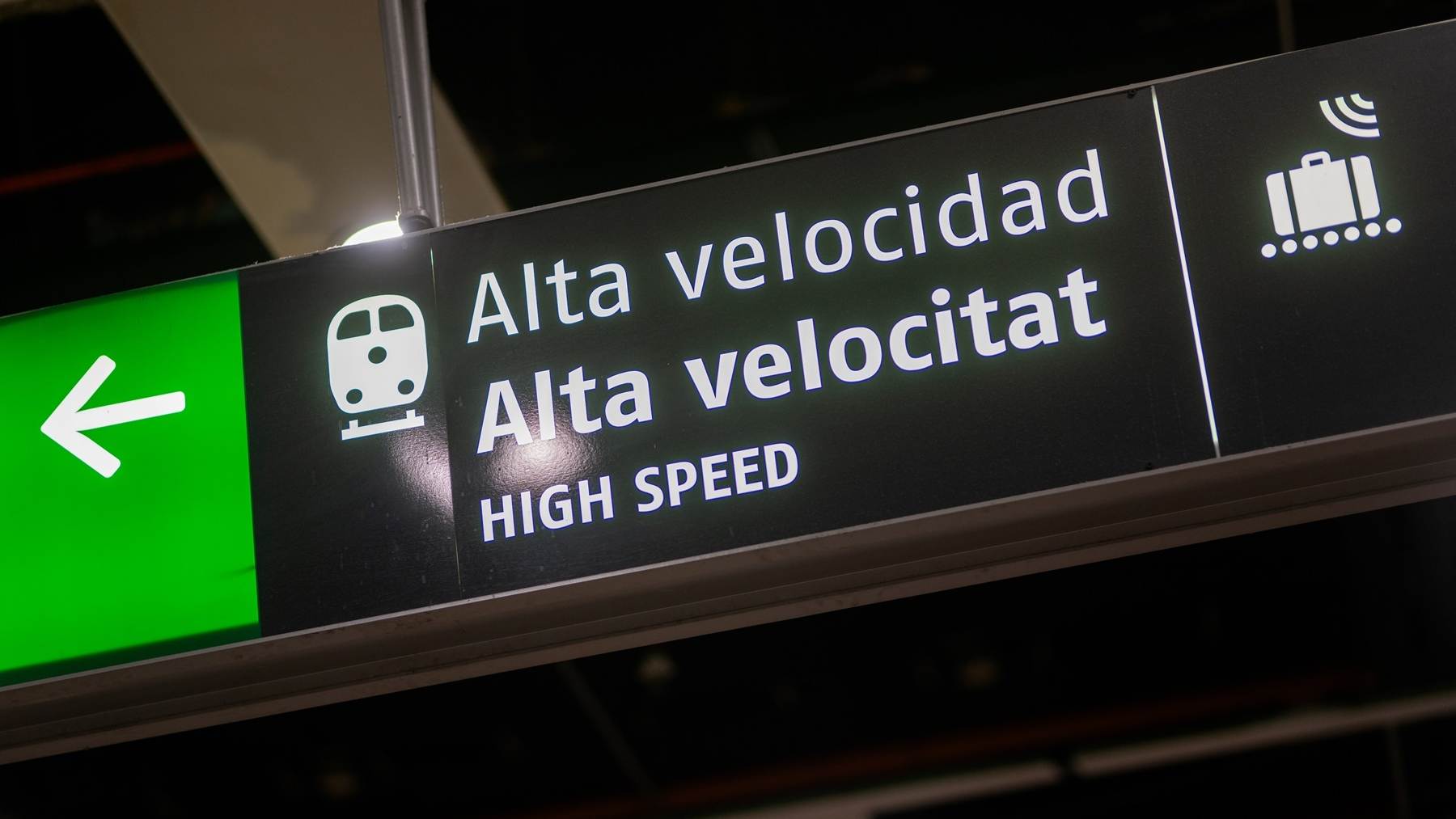 Cortada la alta velocidad entre Barcelona y Figueras (Gerona) por falta de tensión en la catenaria