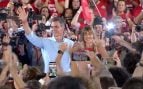 Sánchez sale con la imputada Begoña Gómez al mitin del PSOE tras ser proclamado como candidato socialista a la presidencia