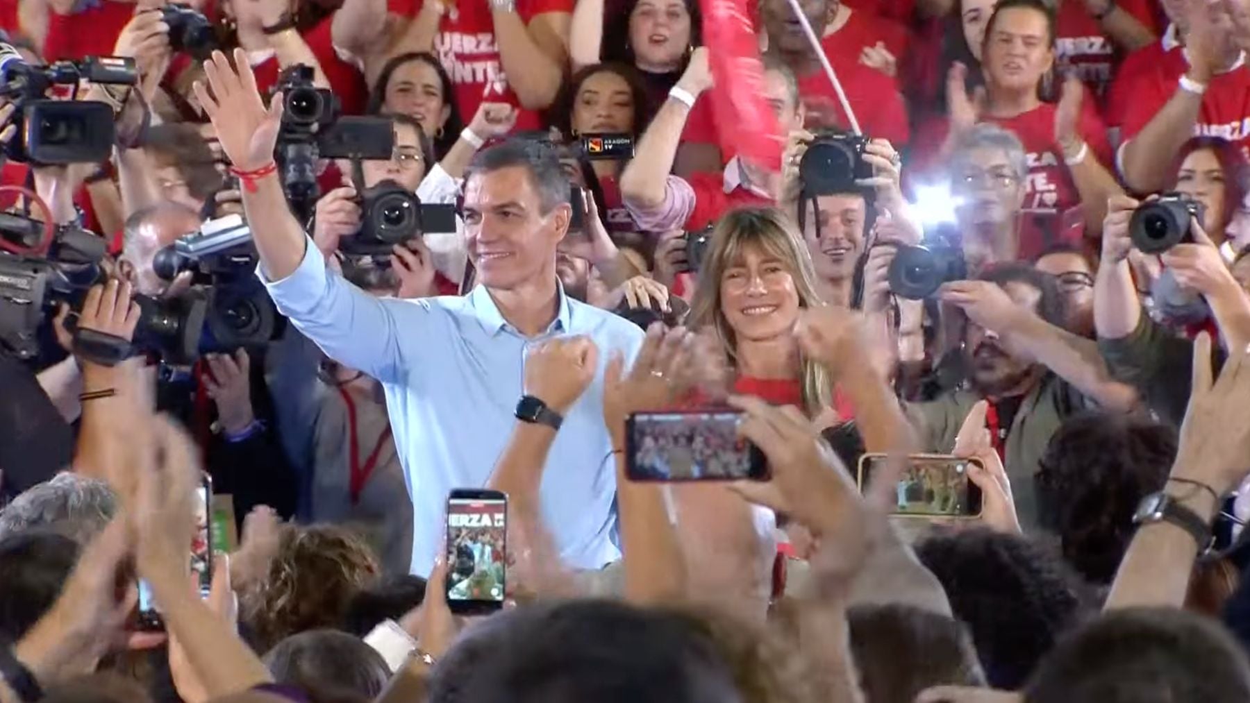 Sánchez sale con la imputada Begoña Gómez al mitin del PSOE tras ser proclamado como candidato socialista a la presidencia