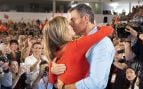 Sánchez y Begoña Gómez, pendiente de ser juzgada por dos delitos de corrupción, se besan y abrazan ante la militancia del PSOE