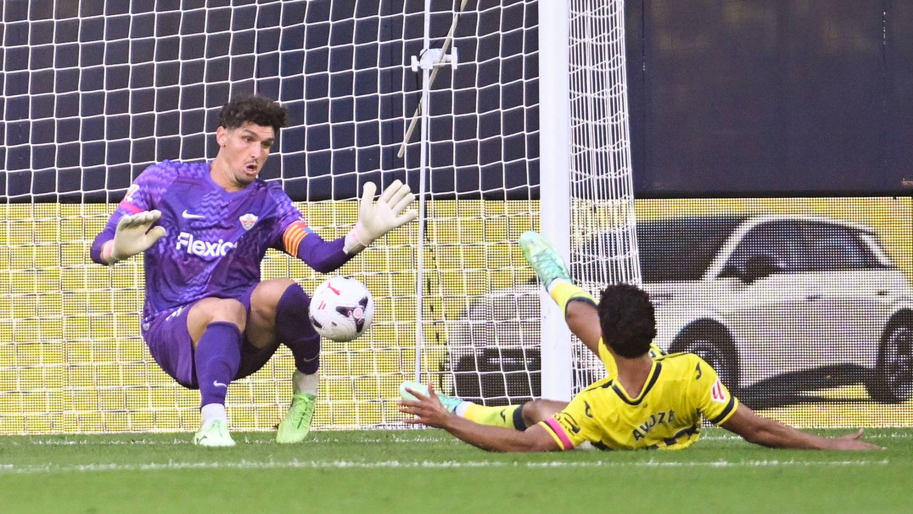 Dituro para un remate de Ayoze en el Villarreal-Elche. (EFE)