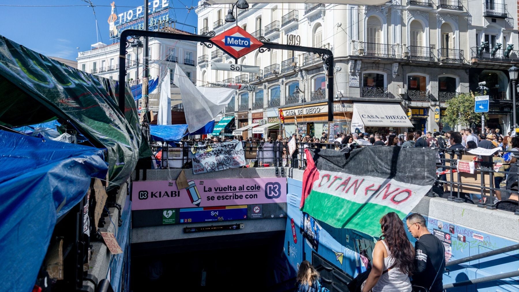 La Comunidad de Madrid reabre la estación de Sol tras concluir la limpieza por la insalubridad de la acampada