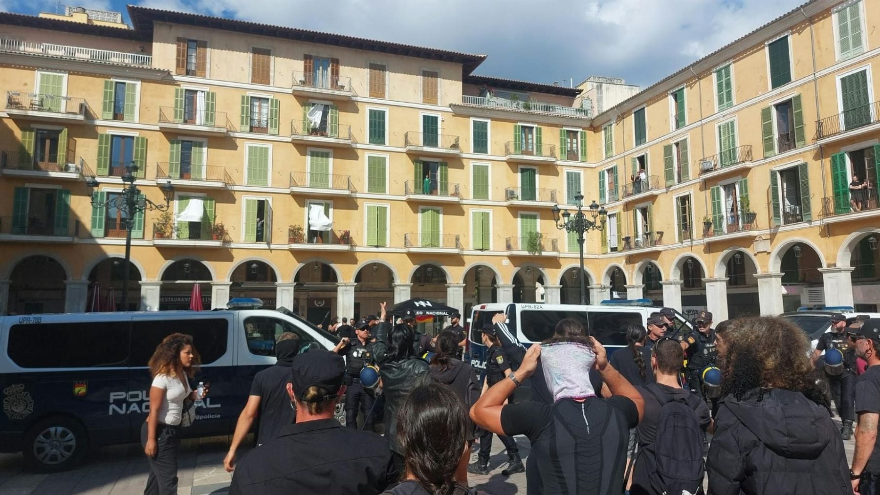 Policías intervienen en la Plaza Mayor de Palma para separar a antifascistas y miembros de Núcleo Nacional