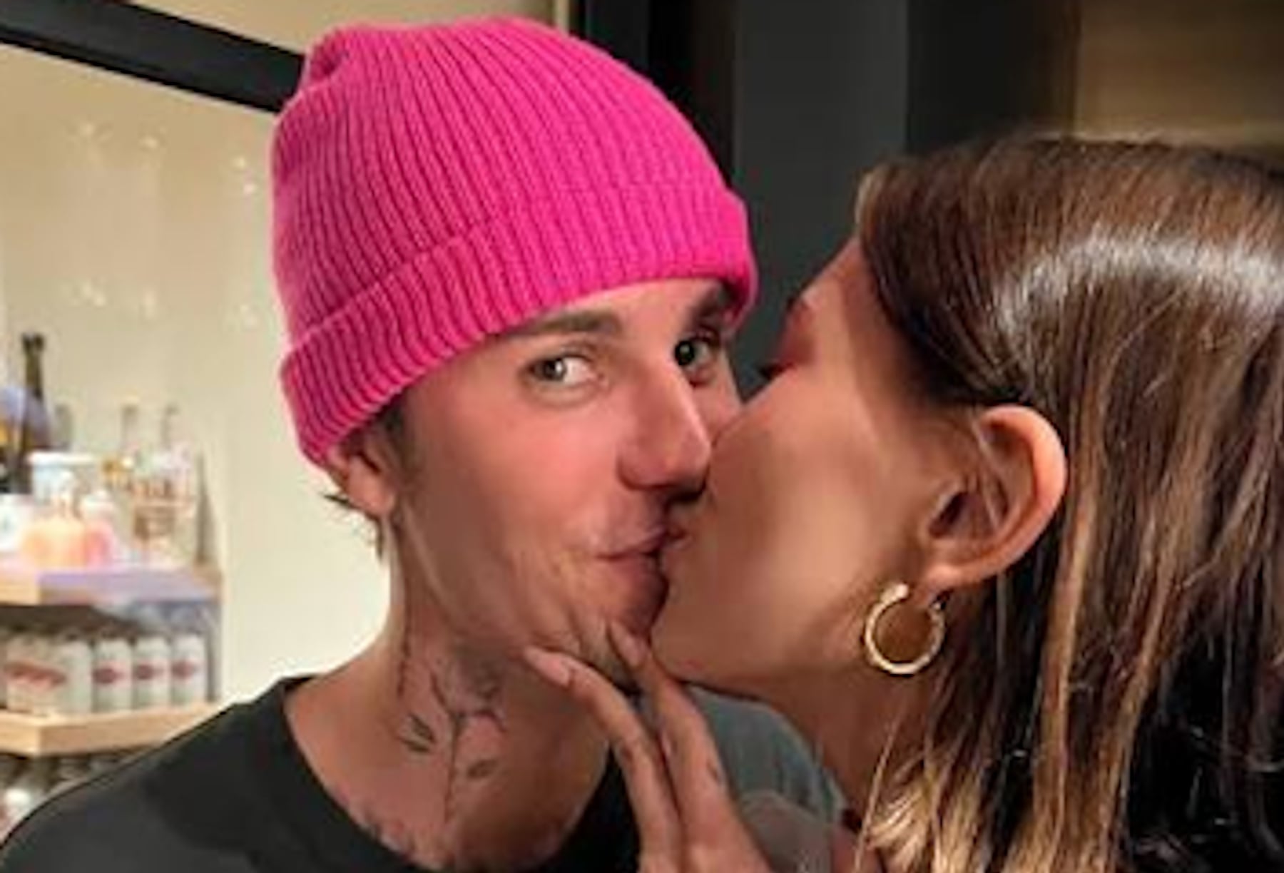 Justin Bieber con su mujer. (Foto: Instagram)