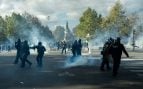 Vuelve el caos a París con cargas policiales contra radicales de izquierda e islamistas en la Plaza de la República
