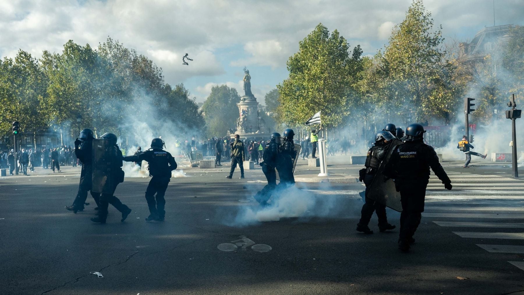 Vuelve el caos a París con cargas policiales contra radicales de izquierda e islamistas en la Plaza de la República