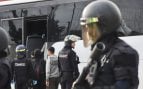 Un inmigrante rocía un espray de gas pimienta en un autobús que trasladaba a invasores desalojados