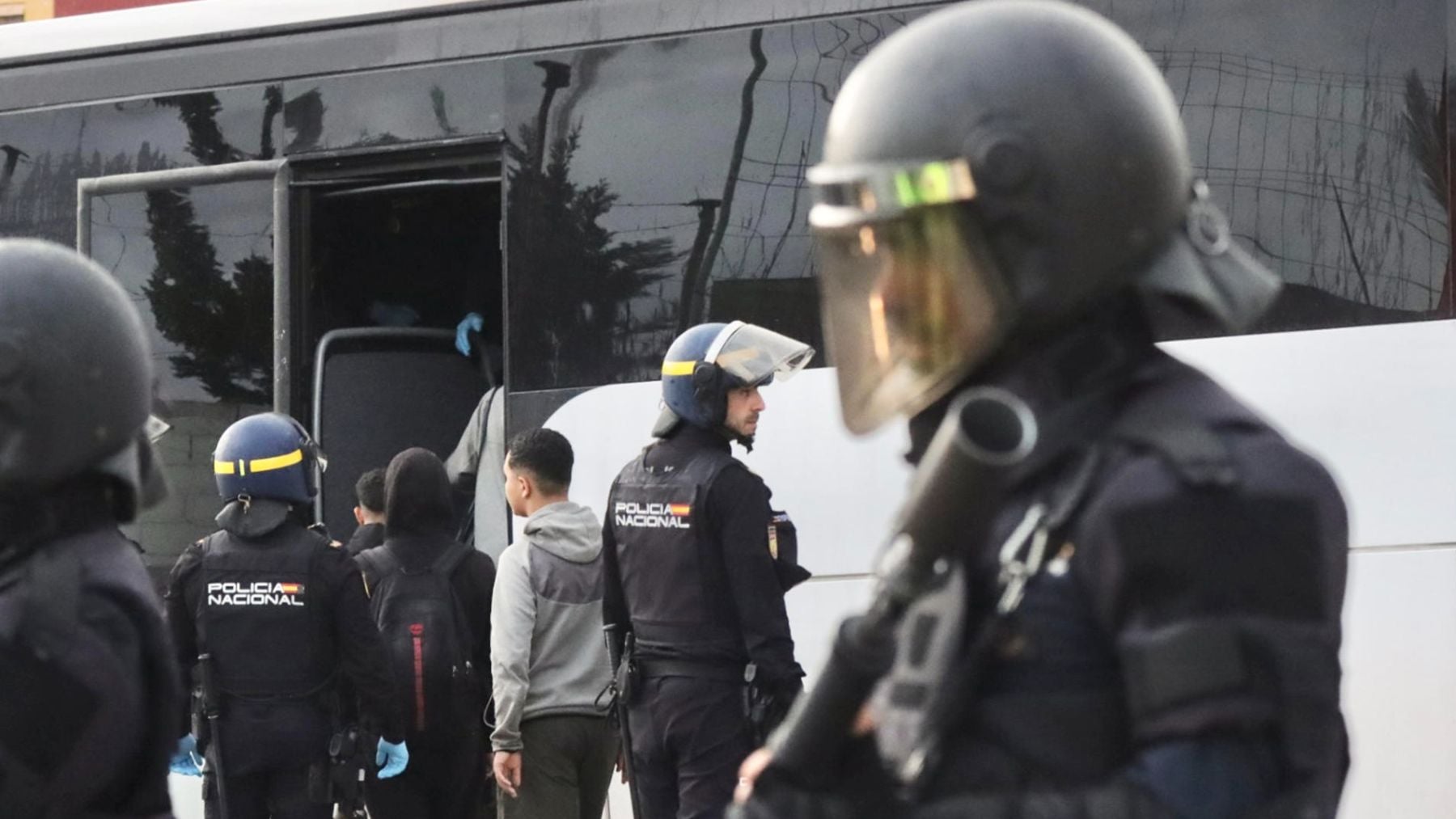 Un inmigrante rocía un espray de gas pimienta en un autobús que trasladaba a invasores desalojados