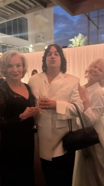 Carlos González de La Bola Negra con Jessica Lange y Pamela Anderson