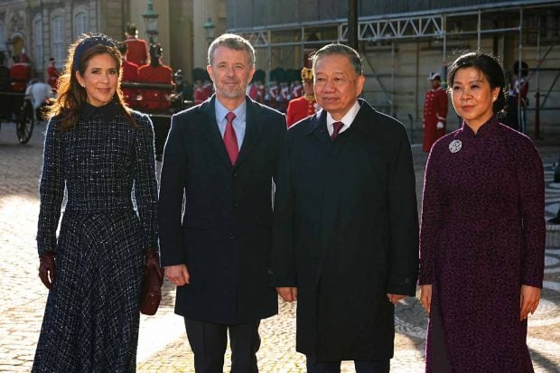 Los reyes de Dinamarca junto a Tô Lâm, y su esposa, Ngô Phương Ly. (Foto: EFE)