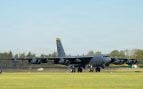 Un bombardero B-52 Stratofortress de la Fuerza Aérea de EEUU despega con sus ocho motores TF33