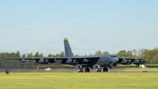 Un bombardero B-52 Stratofortress de la Fuerza Aérea de EEUU despega con sus ocho motores TF33