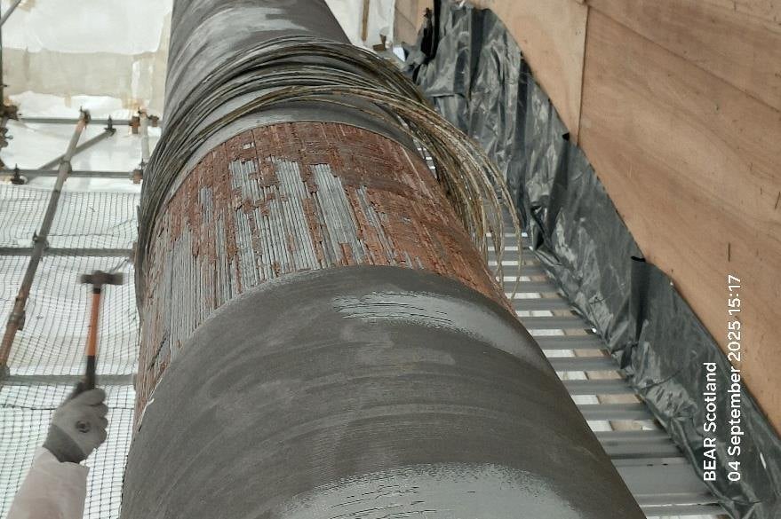 Cable principal del puente Forth Road con el envoltorio retirado y los alambres al descubierto durante la inspecci&oacute;n de septiembre de 2025
