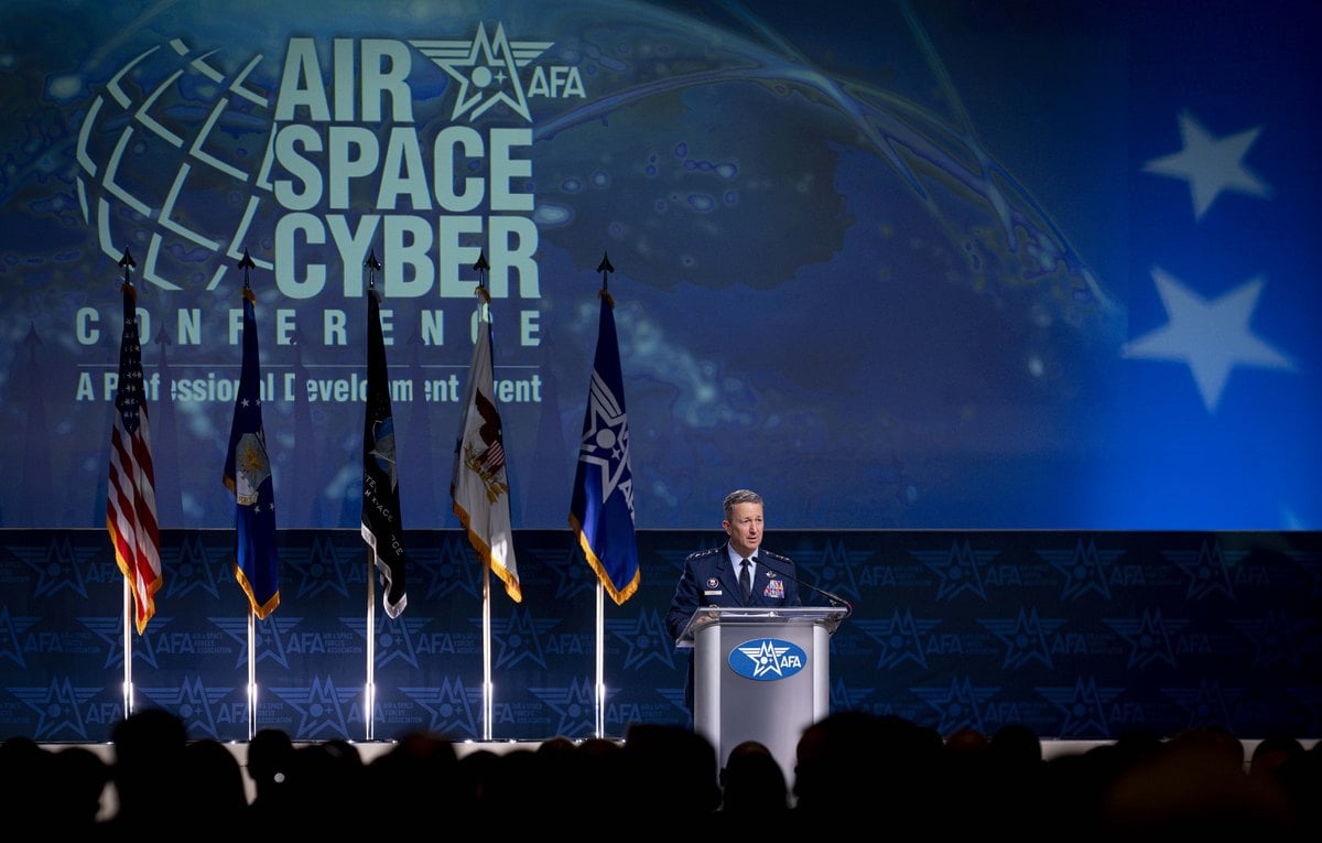 Dan Caine en el escenario de la conferencia Air, Space & Cyber, donde habló del espacio cislunar
