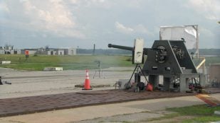 Cañón XM913 de Raid Hunter en el soporte de pruebas del campo del río Potomac, en Dahlgren (Virginia)