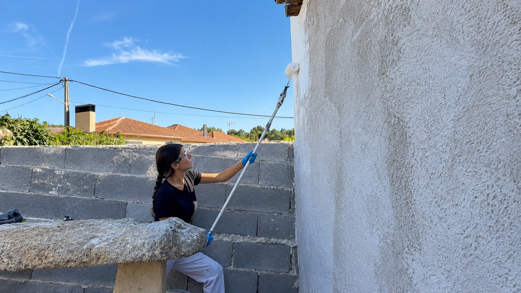 Carla pintando la pared. Imagen: YouTube/ Con amor camino.