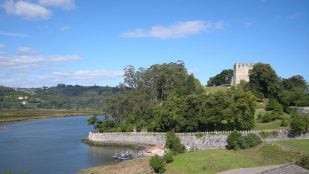 Castillo de San Martín, en Soto del Barco (Asturias). Foto: José Antonio Gil Martínez vía Wikimedia Commons - CC BY 2.0