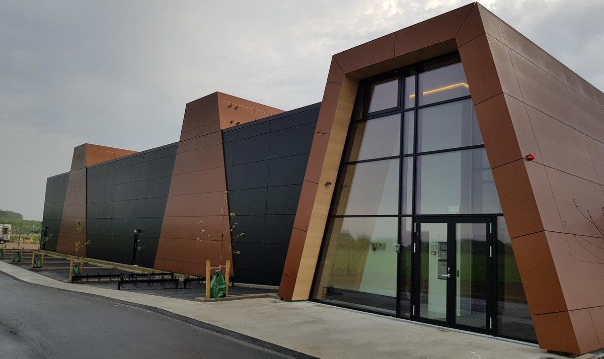 Edificio de la central de bombas de calor que aprovecha el calor del centro de datos de Meta en Odense