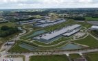 Vista aérea del centro de datos de Meta en Odense (Dinamarca), con una recreación de la ampliación anunciada en 2020