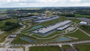Vista aérea del centro de datos de Meta en Odense (Dinamarca), con una recreación de la ampliación anunciada en 2020