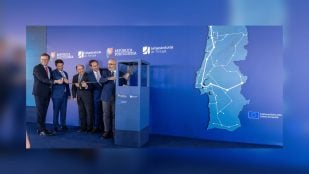 Ceremonia de inicio de las obras de la alta velocidad en Portugal entre Oporto y Oiã, con una campana y un mapa de la red ferroviaria
