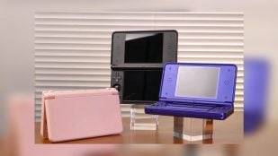 La Anbernic RG DS Plus en negro mate, rosa coral y azul metalizado, consola de doble pantalla inspirada en la Nintendo DS