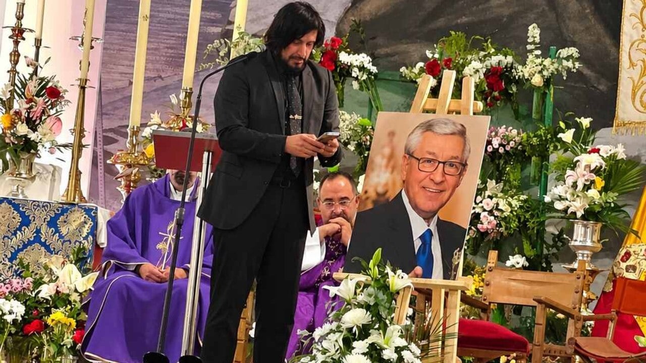 Rafael Amargo en el último adiós a su padre. (Foto: COOL)