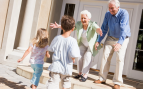 Abuelos con nietos - Canva
