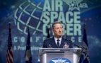 El general Dan Caine en el atril de la conferencia Air, Space & Cyber de la AFA, donde habló del espacio cislunar