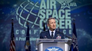 El general Dan Caine en el atril de la conferencia Air, Space & Cyber de la AFA, donde habló del espacio cislunar