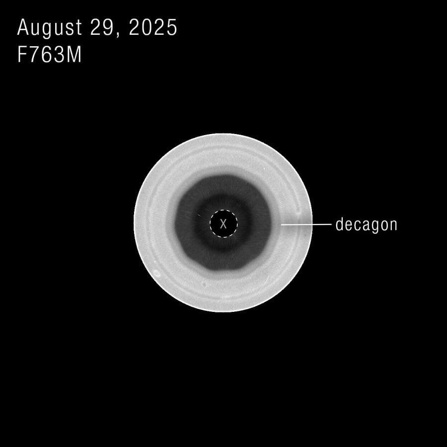 Dec&aacute;gono de Saturno en el polo sur del planeta visto por el Hubble con el filtro F763M
