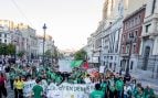La ‘marea verde’ mira a París para intimidar a Ayuso: la policía evacúa a la presidenta tras 40 minutos ‘secuestrada’ en un acto